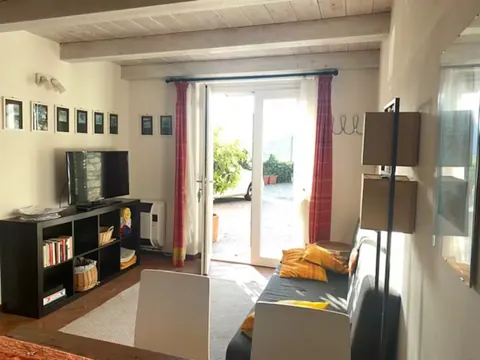 Il soggiorno con le travi a vista e il divano