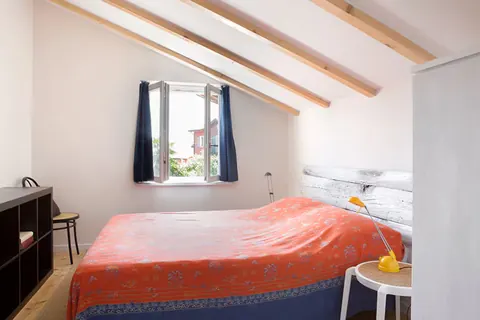 La camera di passaggio con il divano letto
