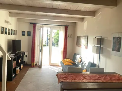 L'ingresso privato dell'appartamento con vista sul giardino