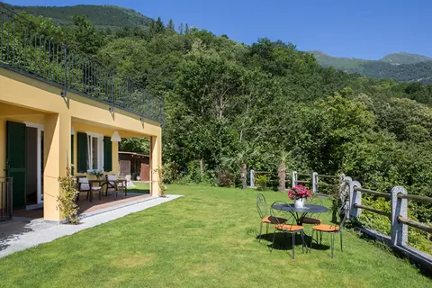 La camera del monolocale con il letto matrimoniale e la finestra sul lago