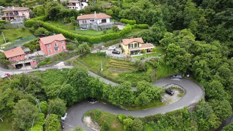 La terrazza coperta con il tavolino e le sedie di vimini