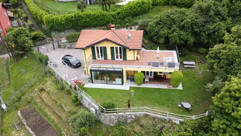 Il giardino visto dalla terrazza, con il prato e la staccionata in legno