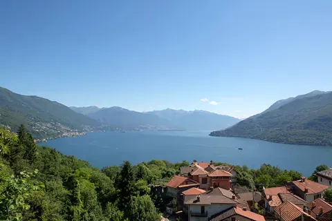 L'ingresso privato del monolocale con la porta in legno