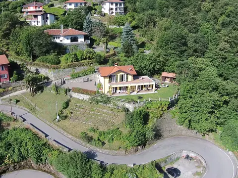 Il piccolo frigorifero e i pensili bianchi dell'angolo cottura