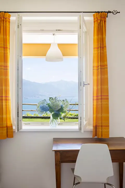 Uno scorcio del Lago Maggiore visto dalla finestra della camera