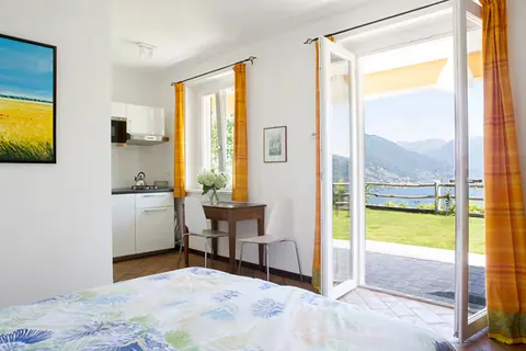 Il tavolo apparecchiato sulla terrazza coperta