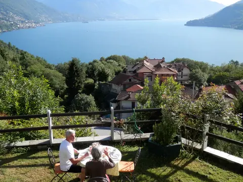 La porta finestra aperta tra la camera e il giardino